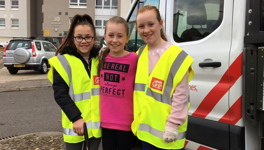 Youngsters litter picking