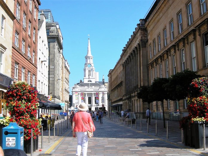 tourists in sunny glasgow city centre